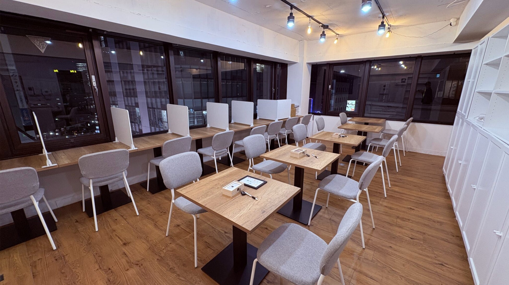 窓際の謎集中カウンターの様子（夜）