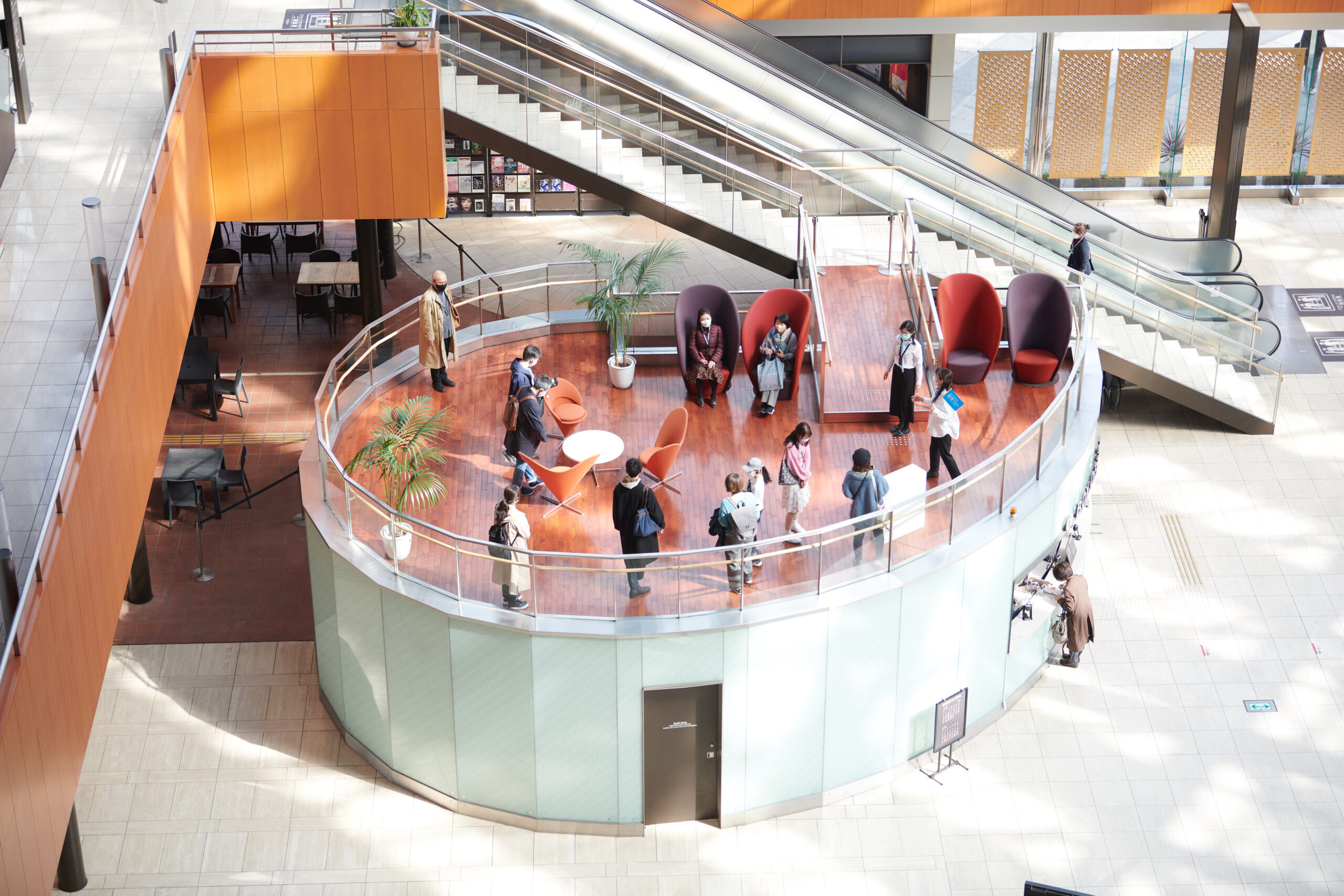 東京芸術劇場の劇場ツアーを紹介するイメージ写真