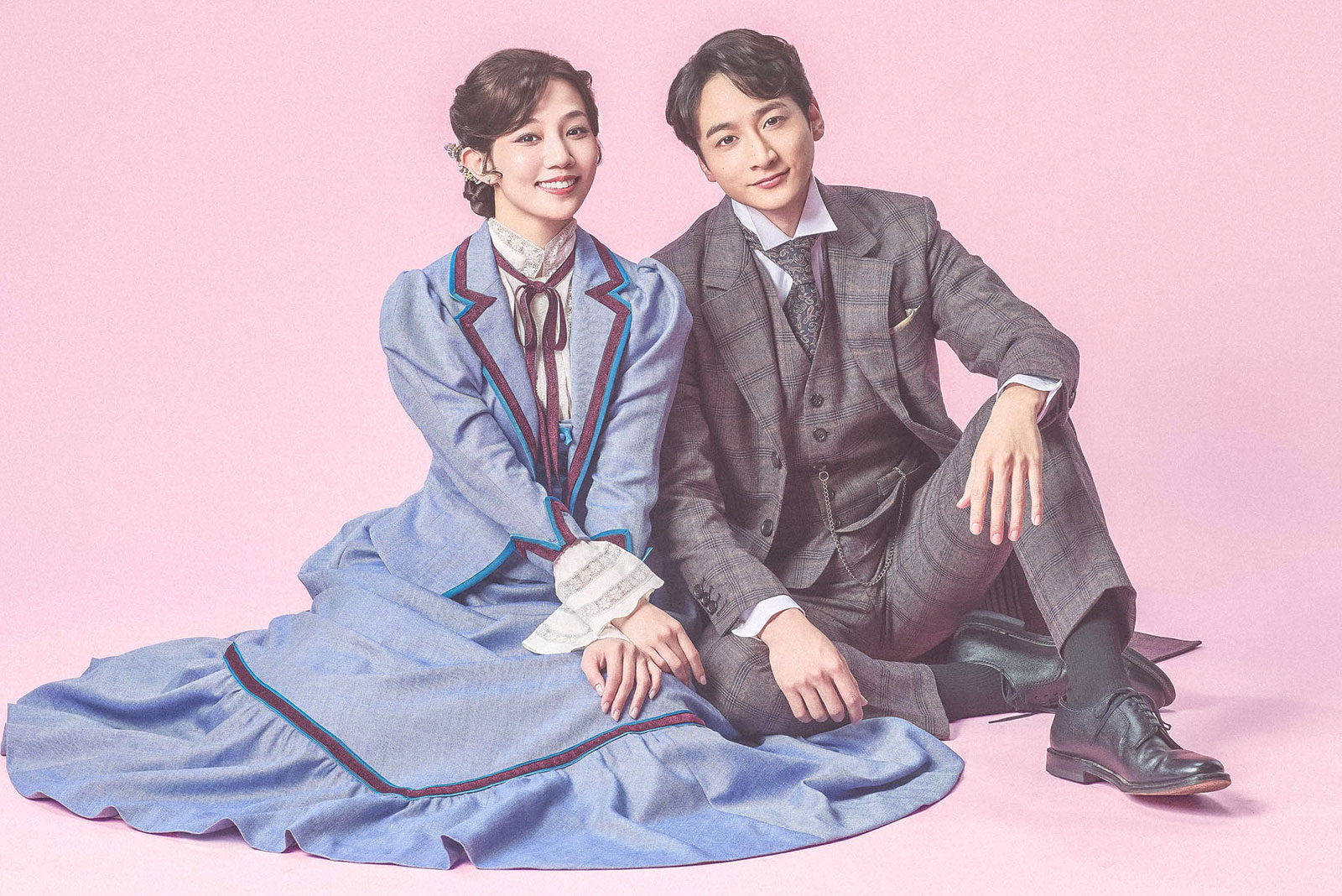 アンナ役の咲妃みゆさんとブラウン役の小関裕太さん