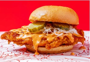 Hangry Joe’s Tokyoのスパイシーチキンバーガー