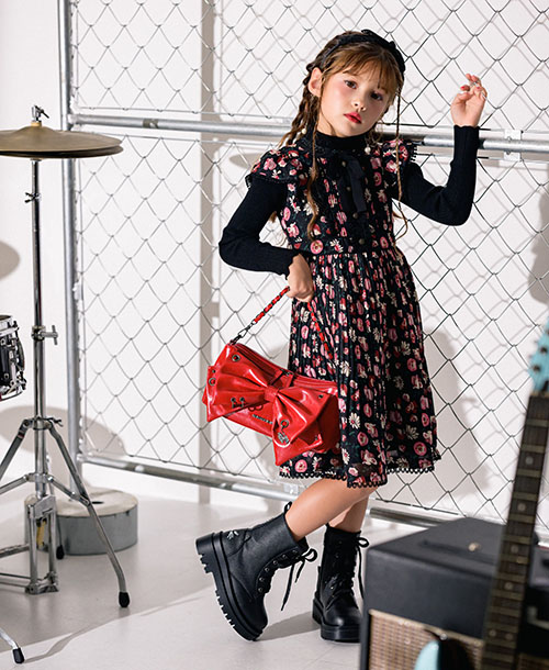 アナ スイ・ミニの花柄プリーツワンピースとバッグ、編み上げブーツ